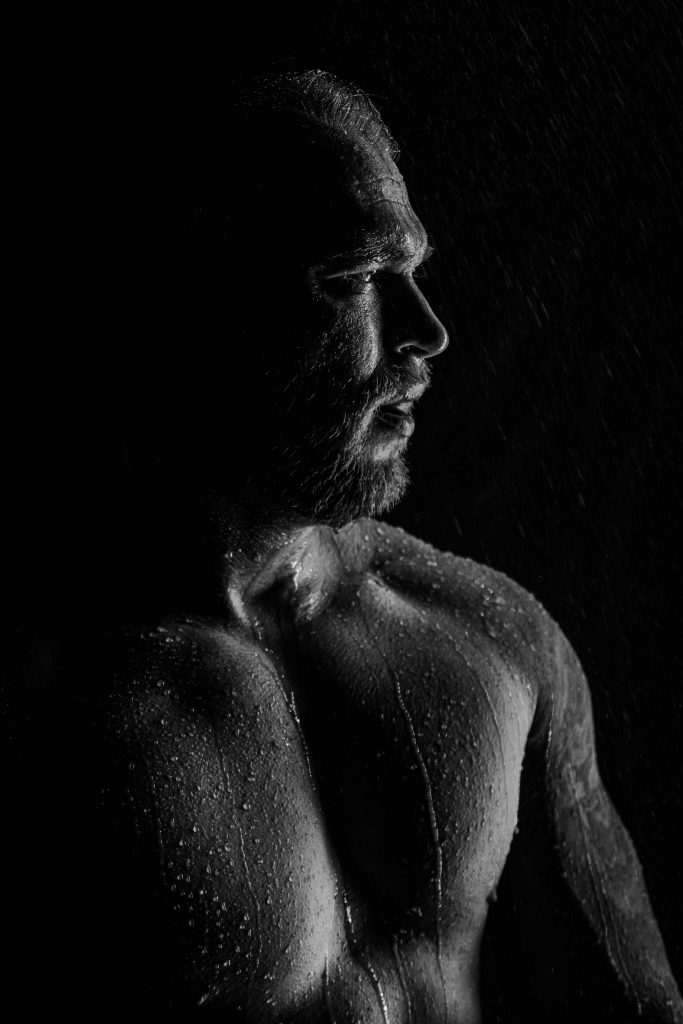 Esőszobás portré fotózás Márkkal - SIde eye